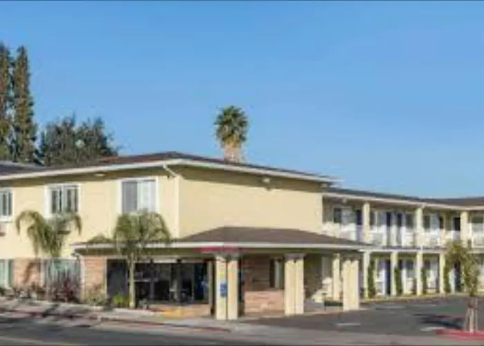 Super 8 By Wyndham West