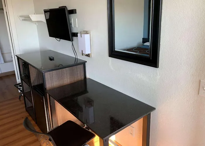 Super 8 By Wyndham West Phoenix