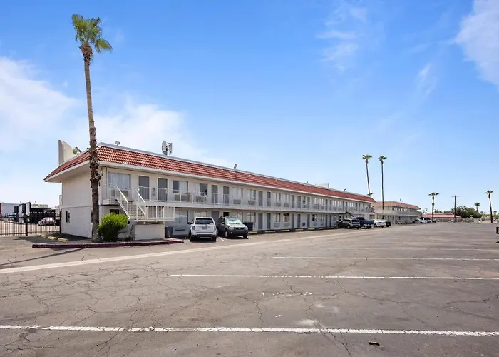 Super 8 By Wyndham West