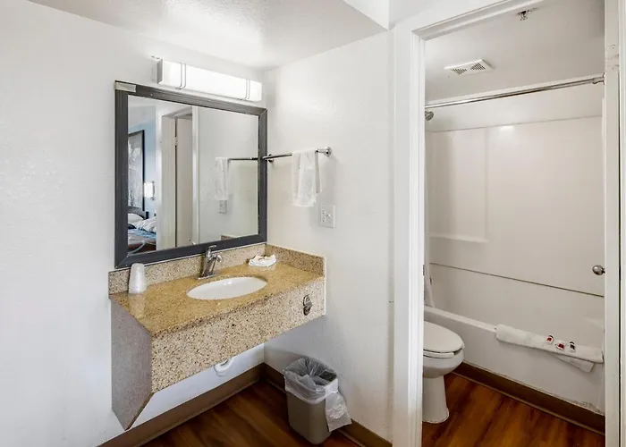 Super 8 By Wyndham West