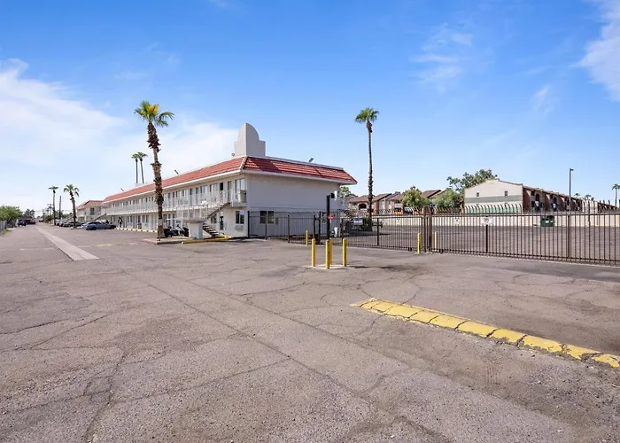 Super 8 By Wyndham West Phoenix
