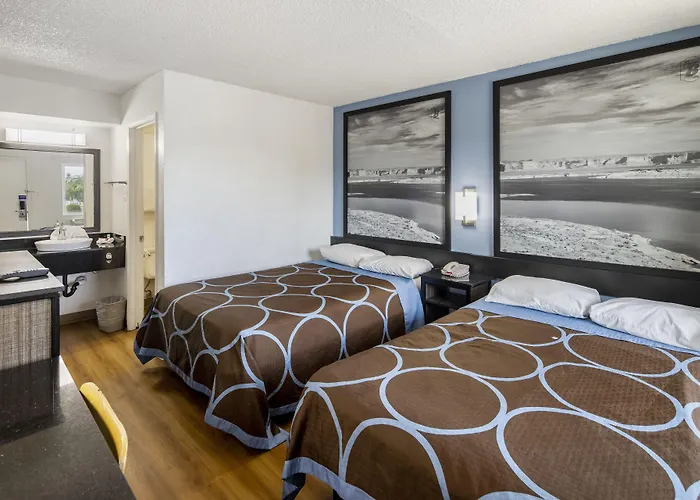 Super 8 By Wyndham West 2*