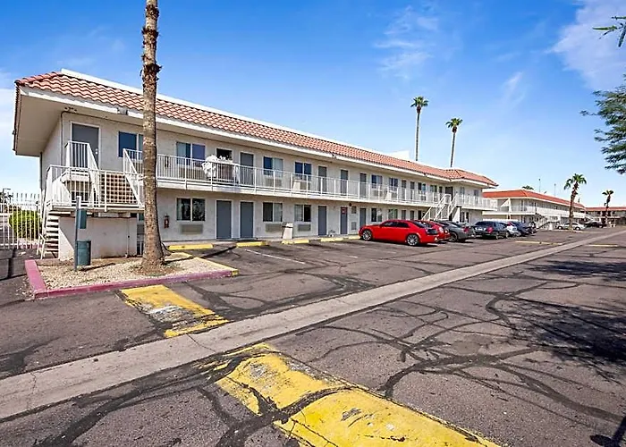 Hotel Super 8 By Wyndham West