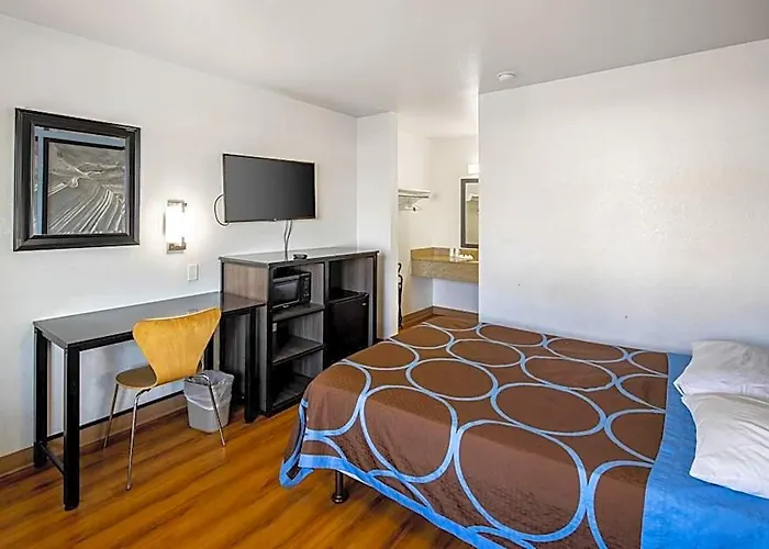 Hotel Super 8 By Wyndham West
