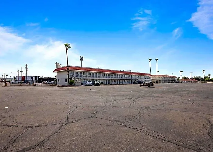 Super 8 By Wyndham West