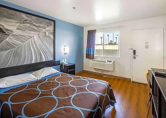 Super 8 By Wyndham West Hotel