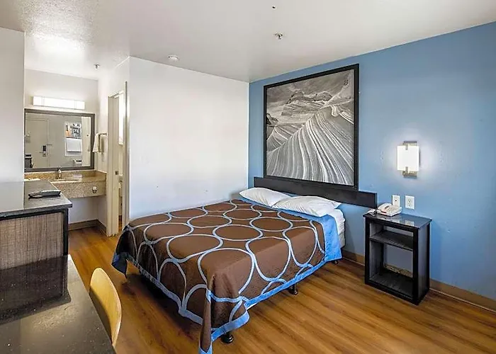 Super 8 By Wyndham West 2*