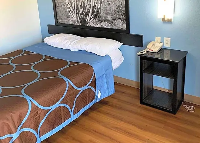 Super 8 By Wyndham West Hotel