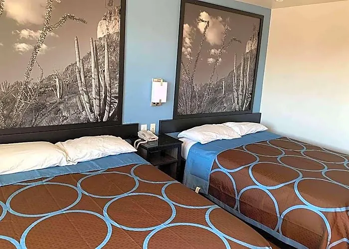 Hotel Super 8 By Wyndham West