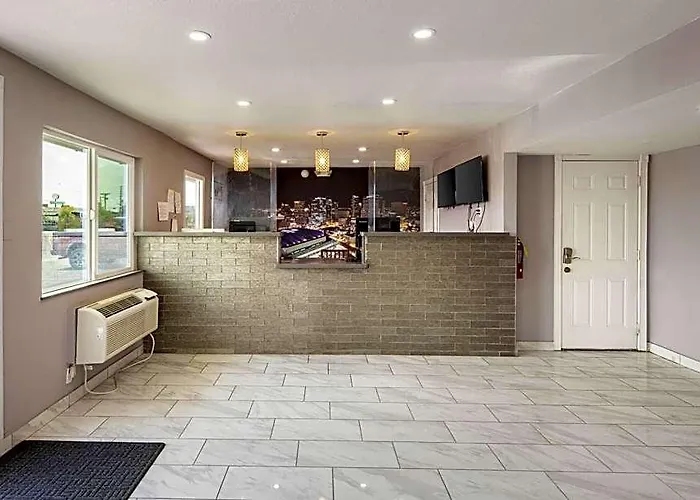 Super 8 By Wyndham West 2*